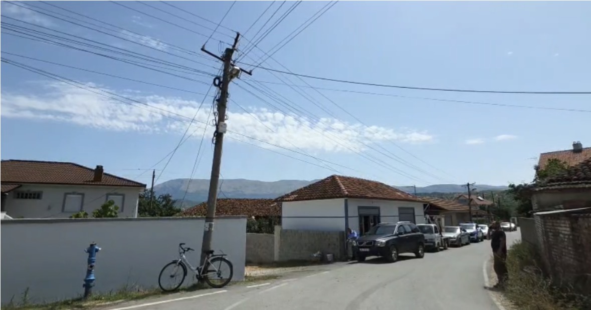 Ra në kontakt me rrymën, elektriçisti humb jetën gjatë riparimit të defektit në Pogradec