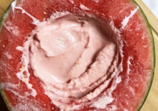 Receta virale që e kthen shalqirin në akulloren perfekte të verës… 
