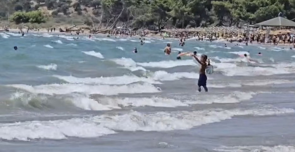 Dallgë të mëdha dhe erë e fortë në Vlorë, ngrihet flamuri i kuq në plazhe