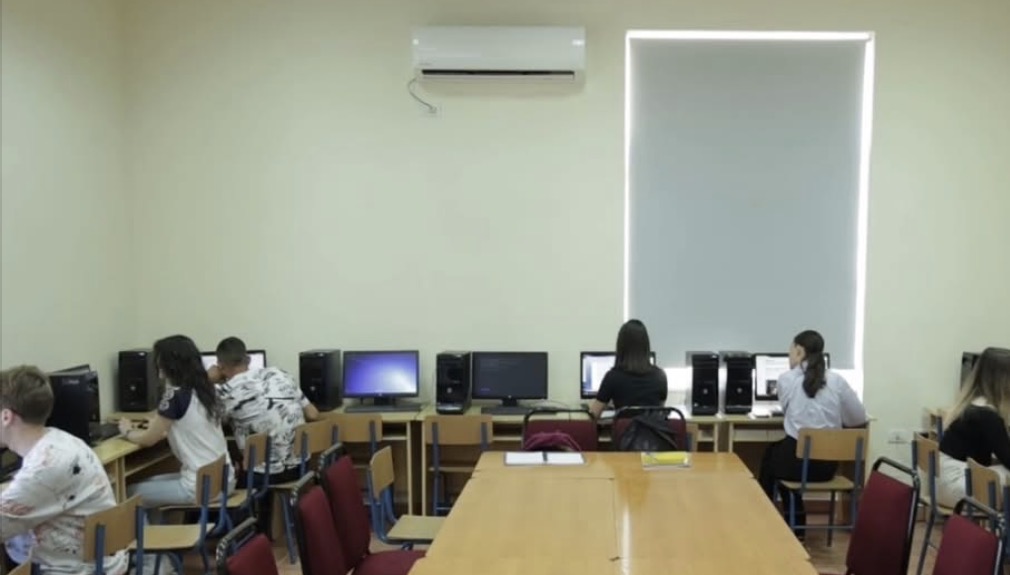Mësuesit “rikthehen” në auditor, universitetet hapin dyert për trajnimin e tyre dhe të drejtorëve në fushën e teknologjisë