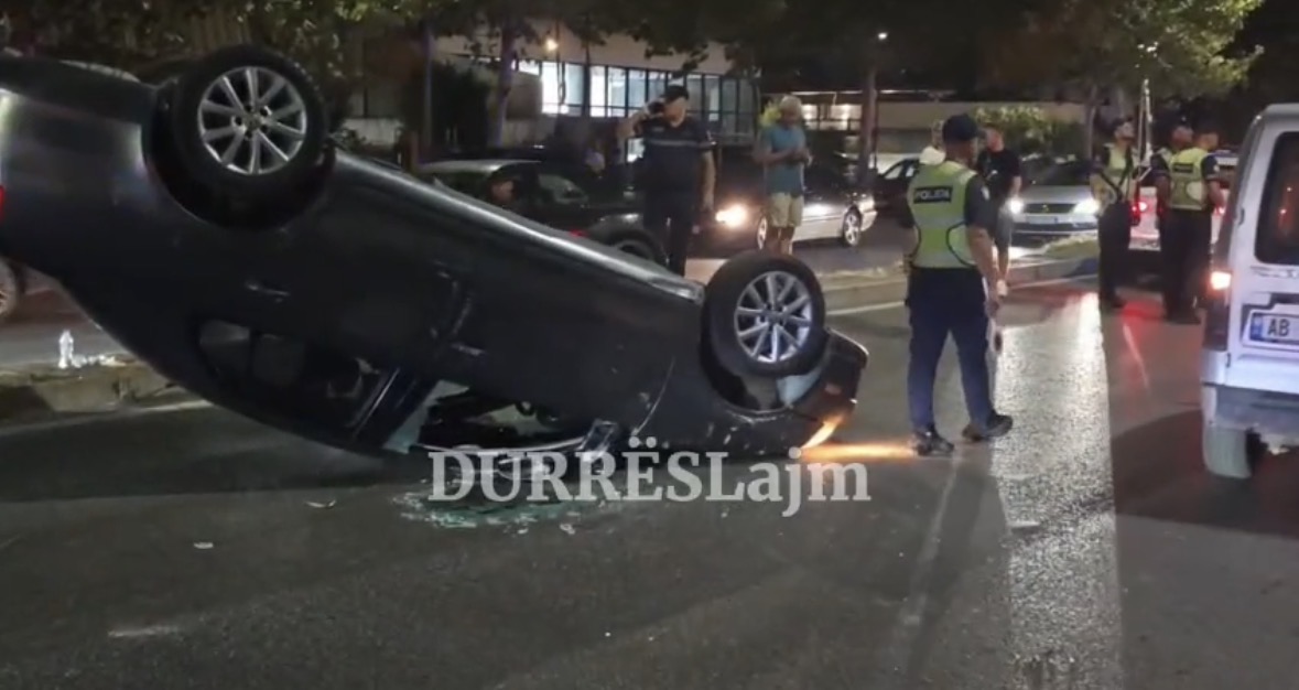 Aksident i rëndë në Durrës, përmbyset një automjet (Video)