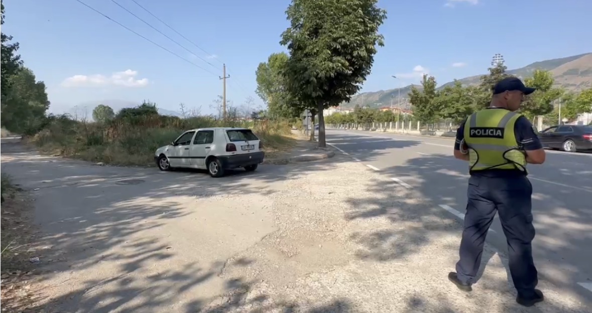 Aksident në Korçë, makina përplas karrocën me një fëmijë brenda. Detajet e para