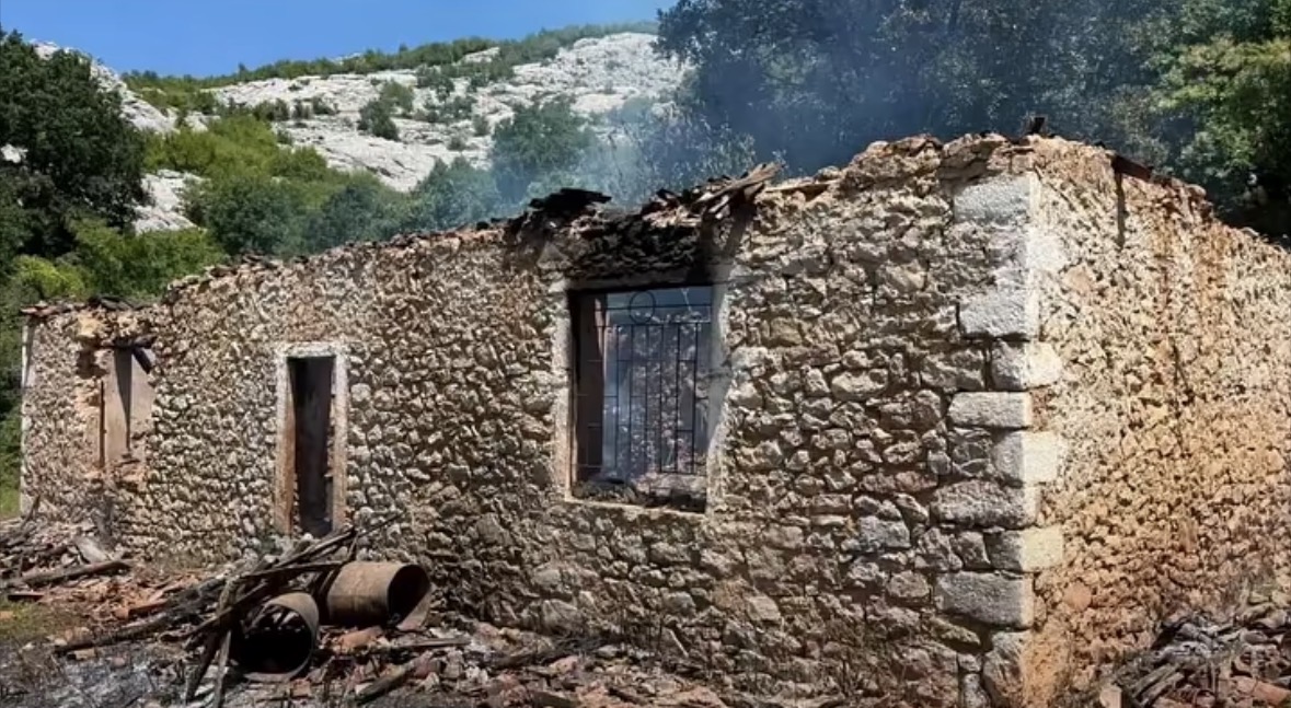 Tragjedi nga djegia e shtëpisë në Shkodër, humb jetën nëna me dy fëmijët 3 dhe 1 vjeç