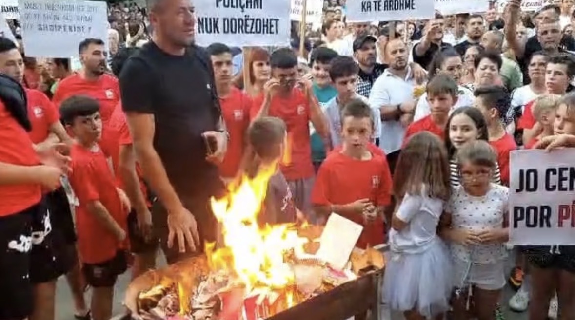 Protestë në Poliçan kundër Reformës Territoriale, digjen teserat e PS