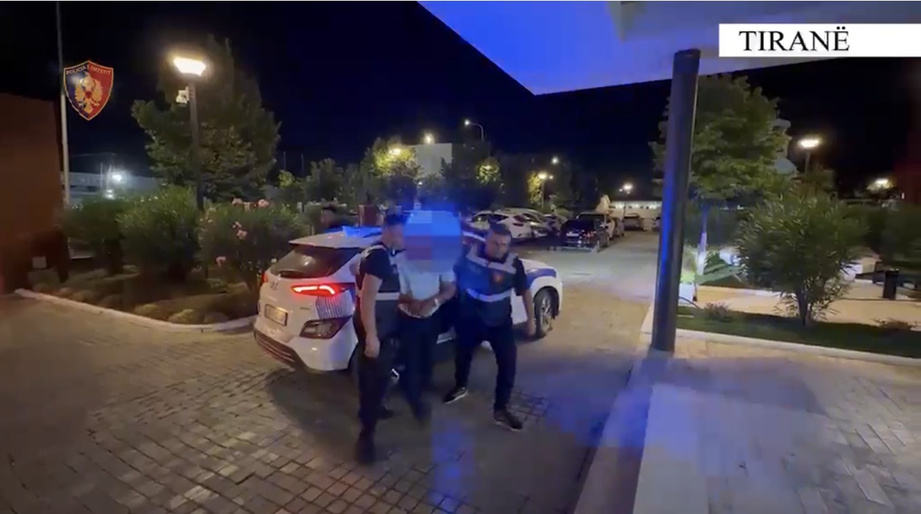 U kapën me armë që i mbanin pa leje, arrestohen tre persona, njëri prej tyre kishte thyer arrestin në shtëpi