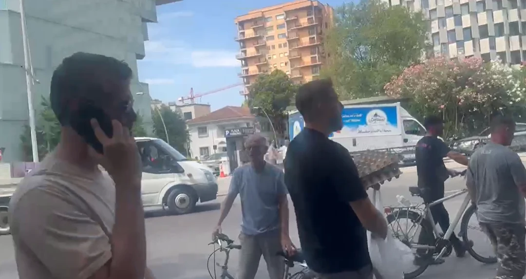 Me bikerina vezësh në duar, disa nga protestuesit lënë Kuvendin dhe nisen drejt komisariatit nr.1  