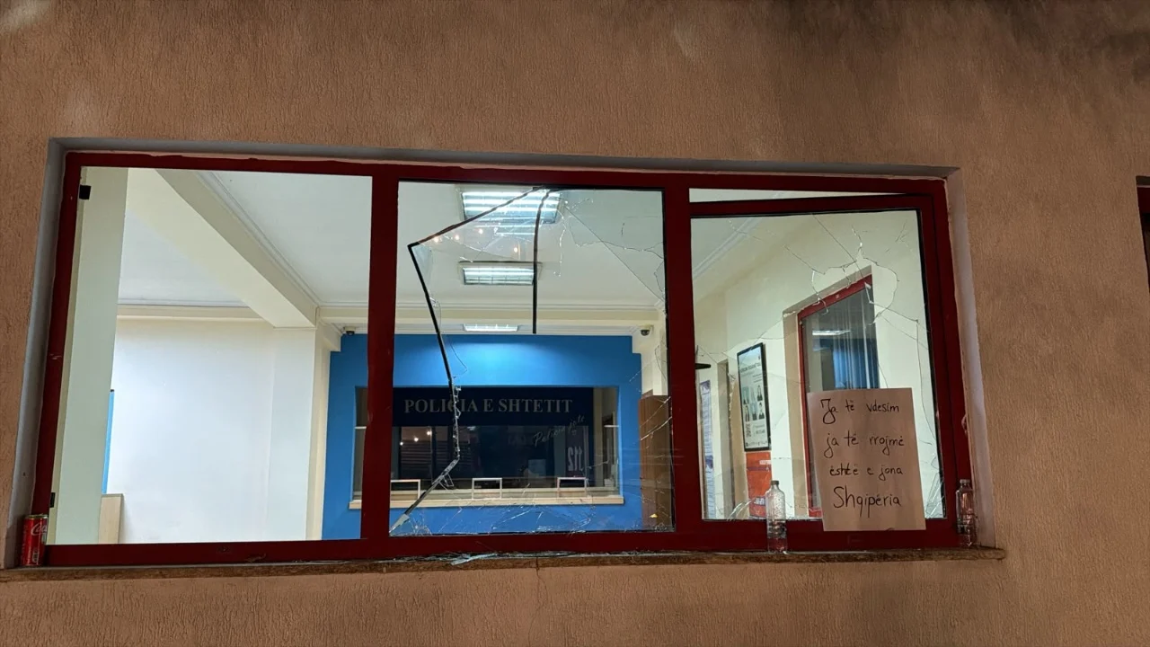 Incidente në mesnatë gjatë tubimit/ Protestuesit thyejnë xhamat e godinës, policia i shpërndan me ujë