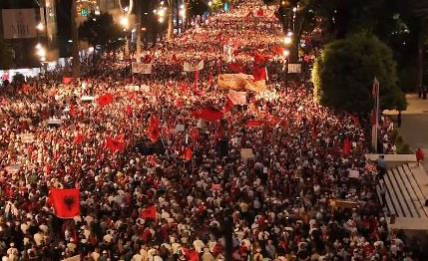 “Ju erdhi fundi!”/ Sot protesta e 37 radhazi, shqiptarët nuk heqin dorë: Rama jep dorëheqjen e panegociueshme!