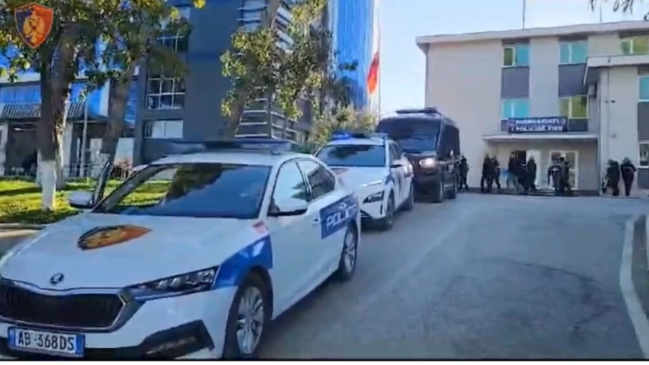 Dhunoi të miturën dhe më pas të ëmën, arrestohet 15-vjeçarja në Fier, i shkaktoi lëndime fizike