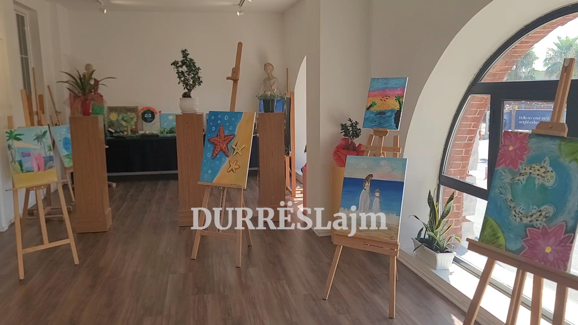 Hapet në QFK Durrës ekspozita “Verë me penel dhe fantazi”, 21 piktorë të vegjël prezantohen me 39 tablo (VIDEO)