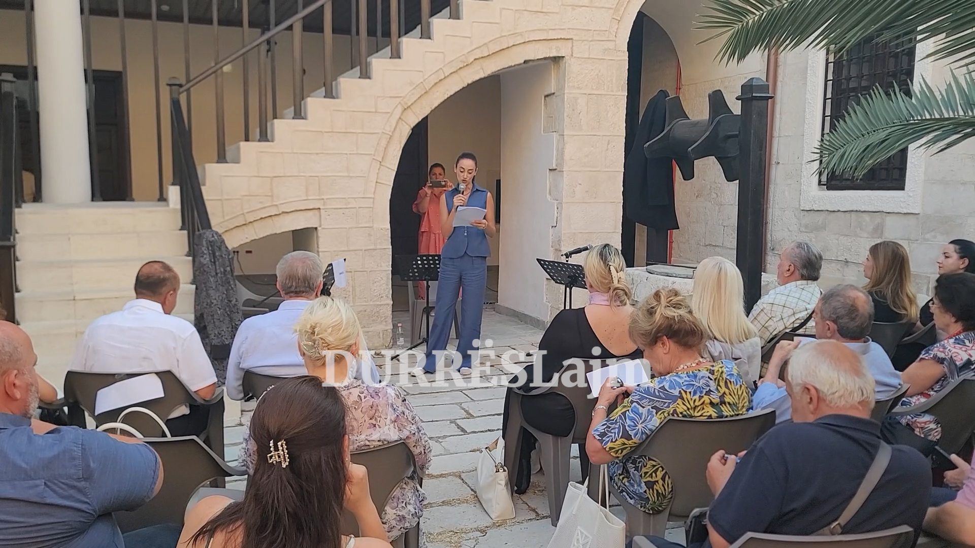 Drama “Palltoja” e autorit durrsak Ilir Paja vjen para artdashësve përmes leximit skenik (VIDEO)