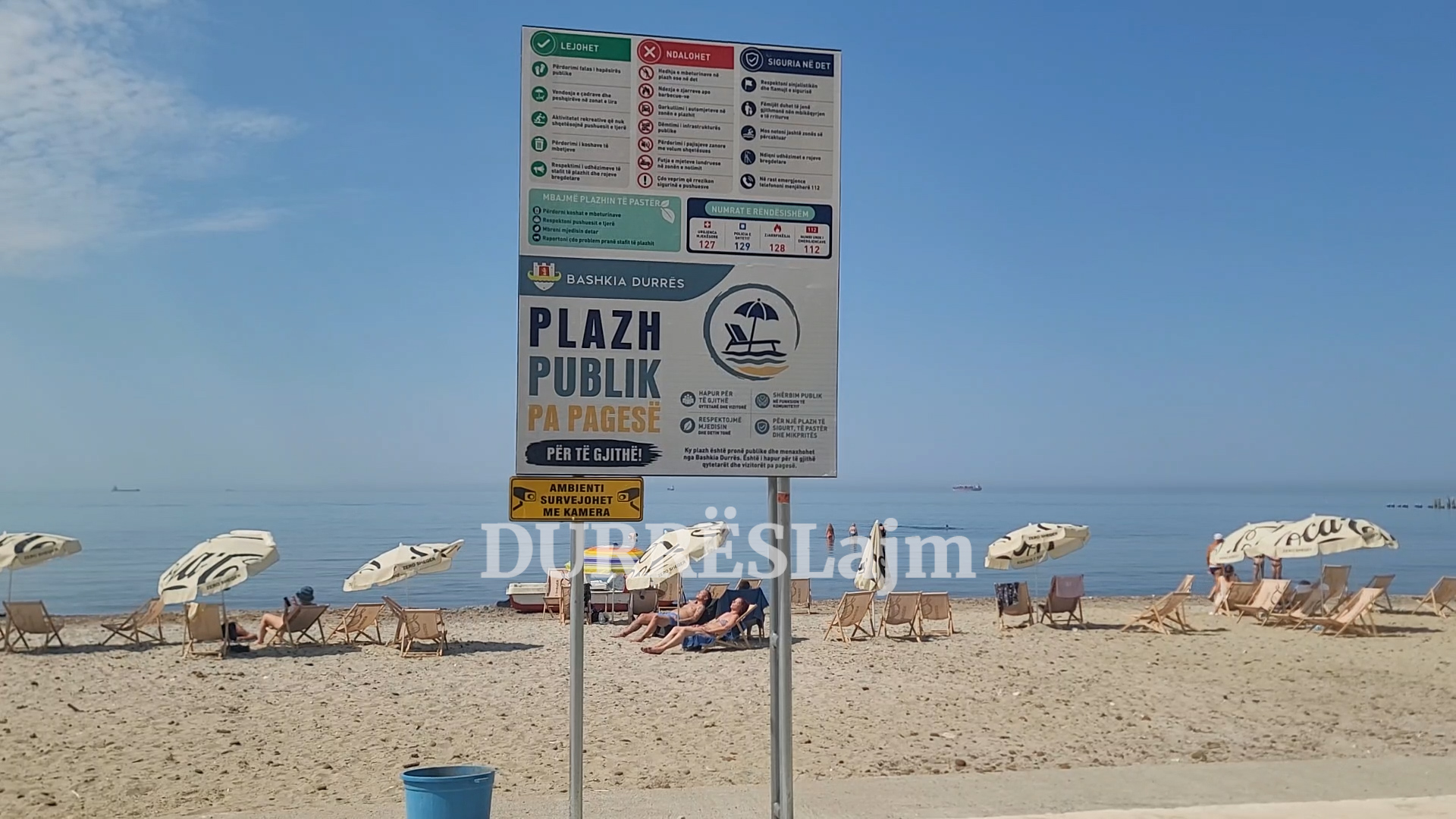 Bashkia e Durrësit e pajisi me çadra dhe shezlongë, por gjysma e tyre dëmtohen në plazhin publik, qytetari: Vandalizëm! (VIDEO)