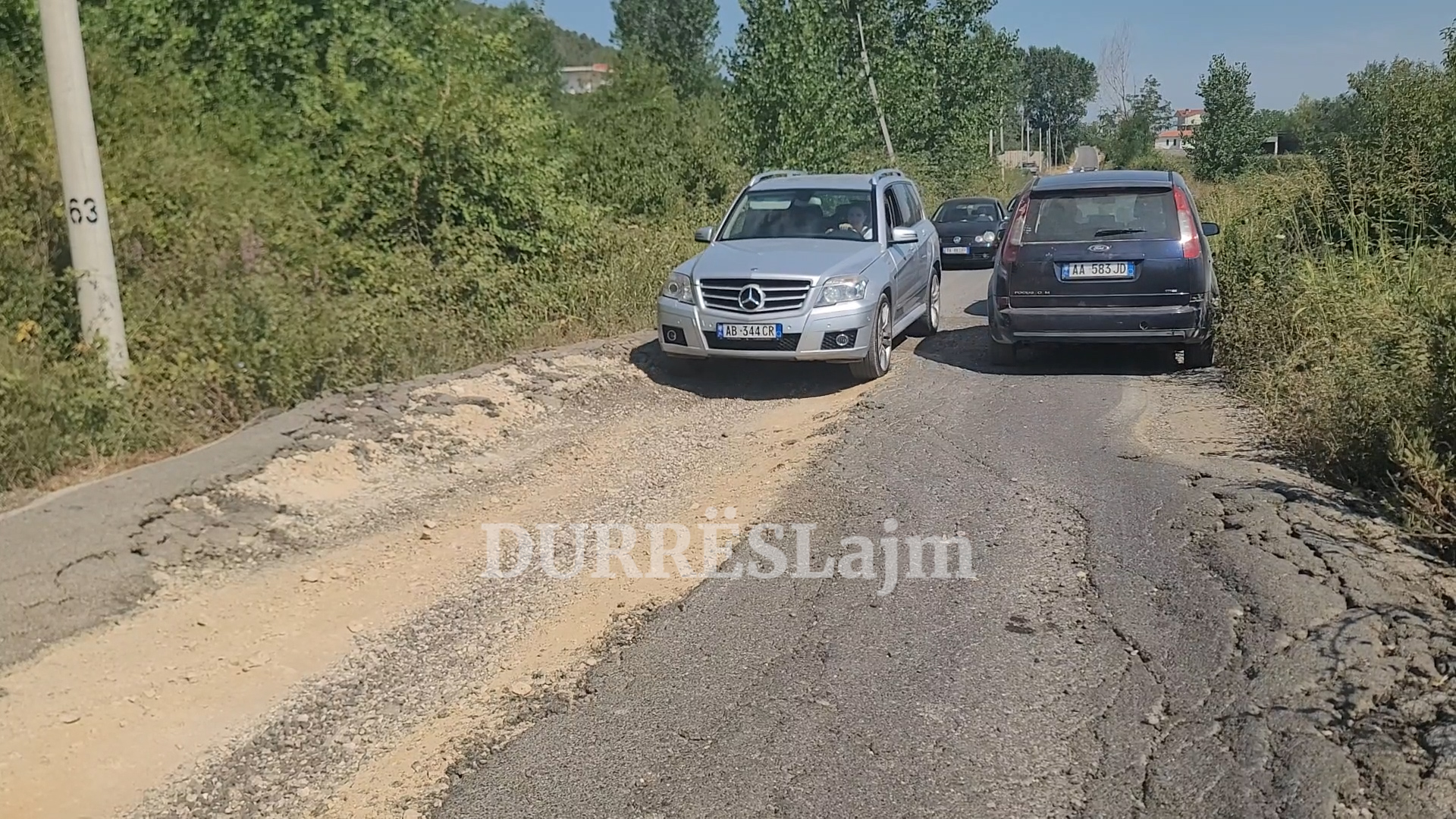 Mjetet e rënda po u prishin rrugën, banorët e Ishmit në protestë. Reagon edhe kompania: Fajin e ka asfalti! (VIDEO)