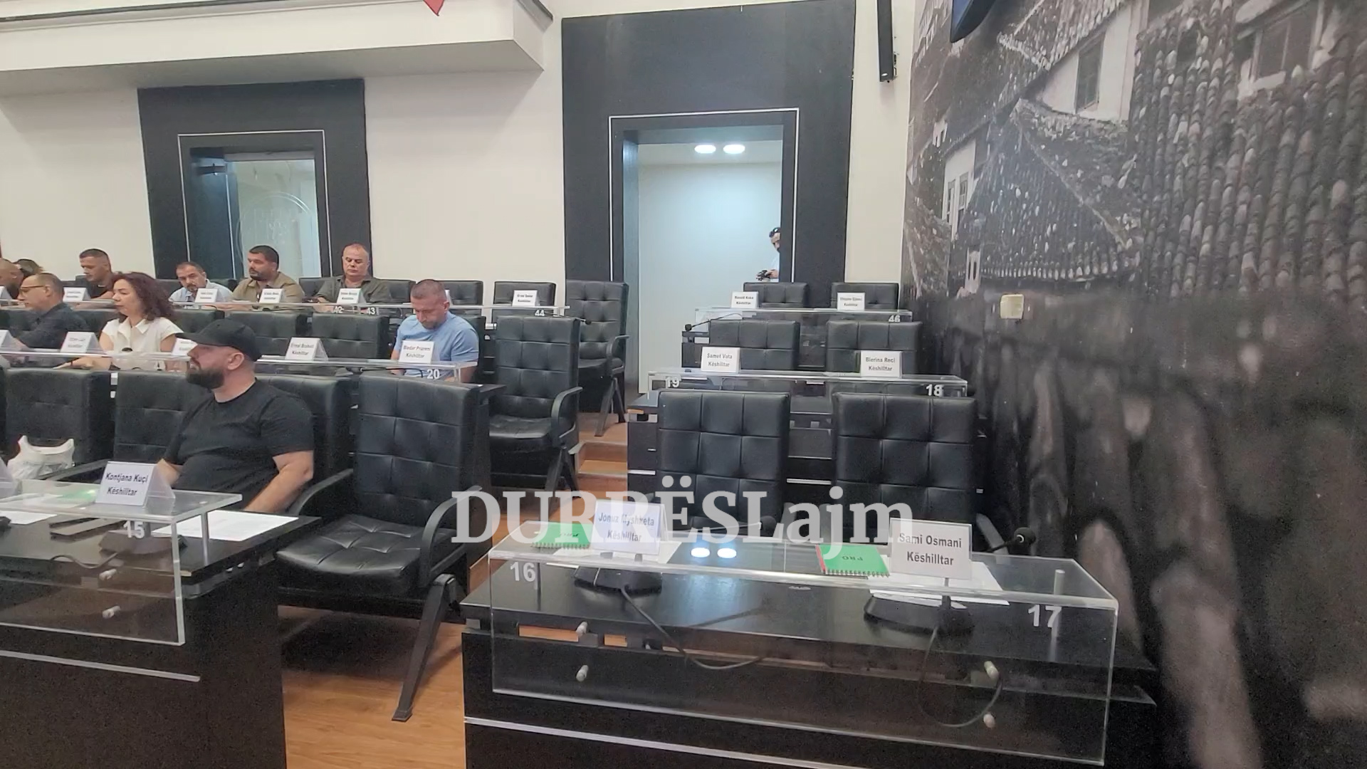 VIDEOLAJM/ Këshilltarët bashkiakë të Durrësit ikin me pushime para kohe!