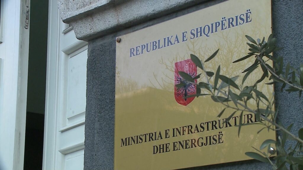 “Në Portin e Durrësit janë rrëzuar disa kontejnerë”/ Stuhia ‘mbërtheu’ vendin, Ministria e Infrastrukturës dhe Energjisë: Mbi 1000 punonjës në terren, situata drejt normalizimit