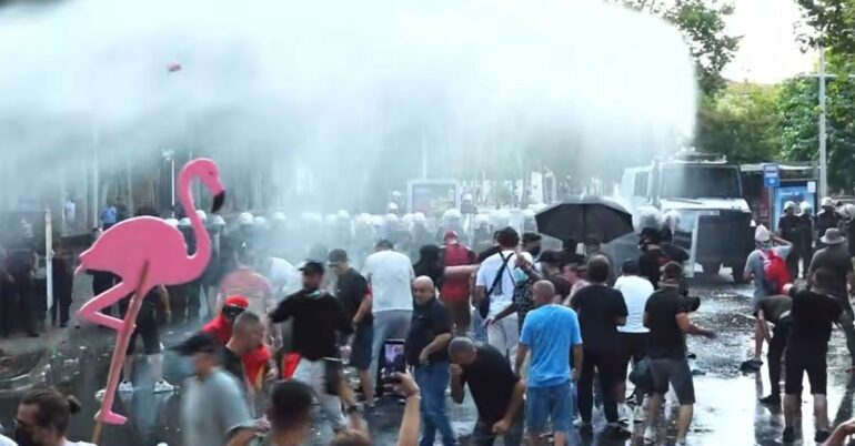 Përplasjet gjatë protestës te Parlamenti, 32 protestues u shoqëruan në Polici! Dy mbeten në qeli, të tjerët po hetohen në gjendje të lirë