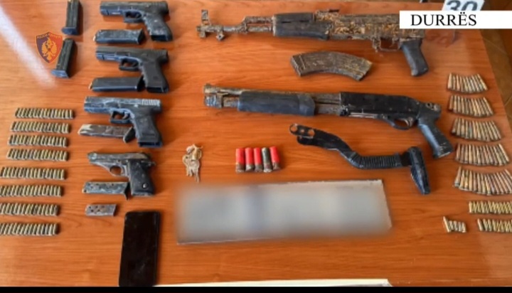 Dyshohet se i shërbente grupeve kriminale/ Zbulohet një bazë me arsenal armësh në Durrës, arrestohet 20-vjeçari (VIDEO)