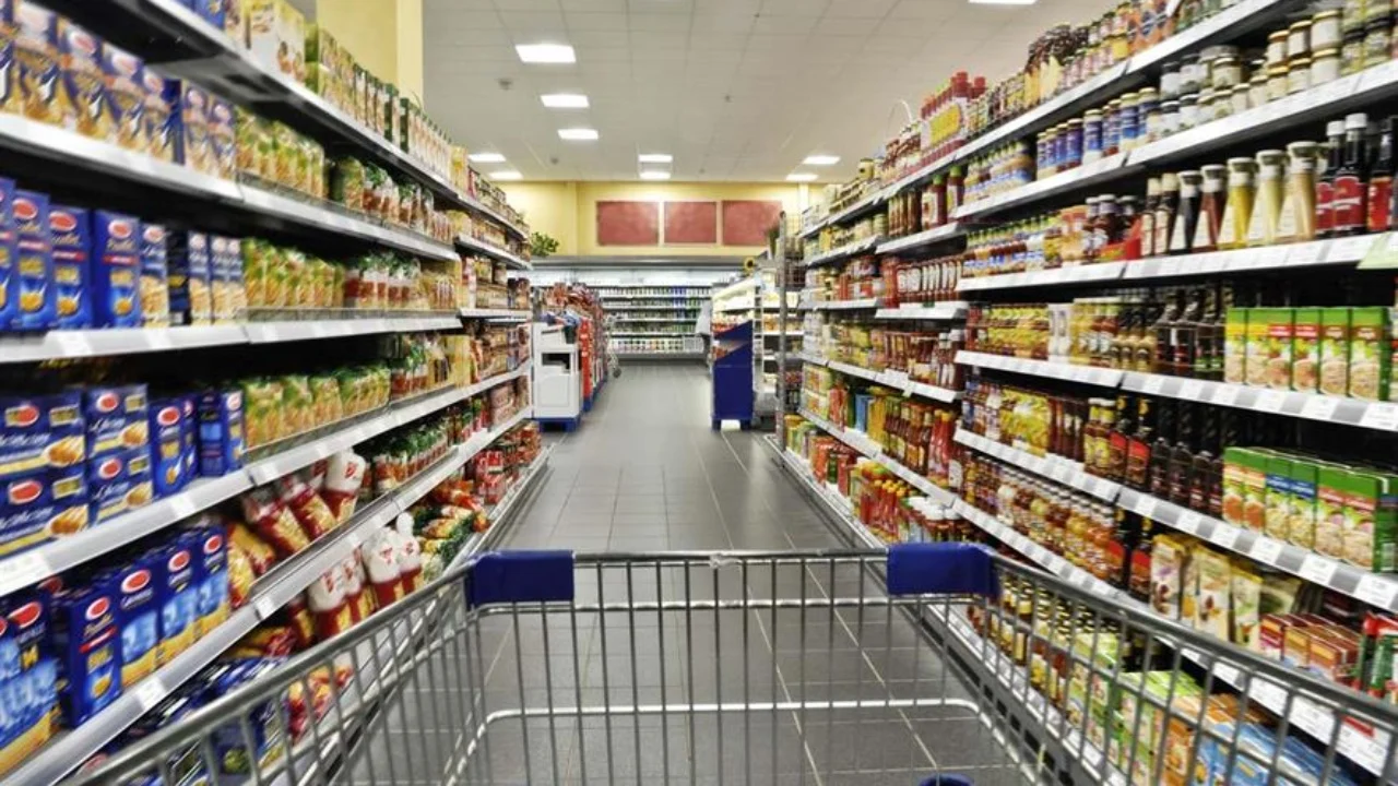 Punonjësja pa eksperiencë parandalon ‘pa dashje’ grabitjen e supermarketit!