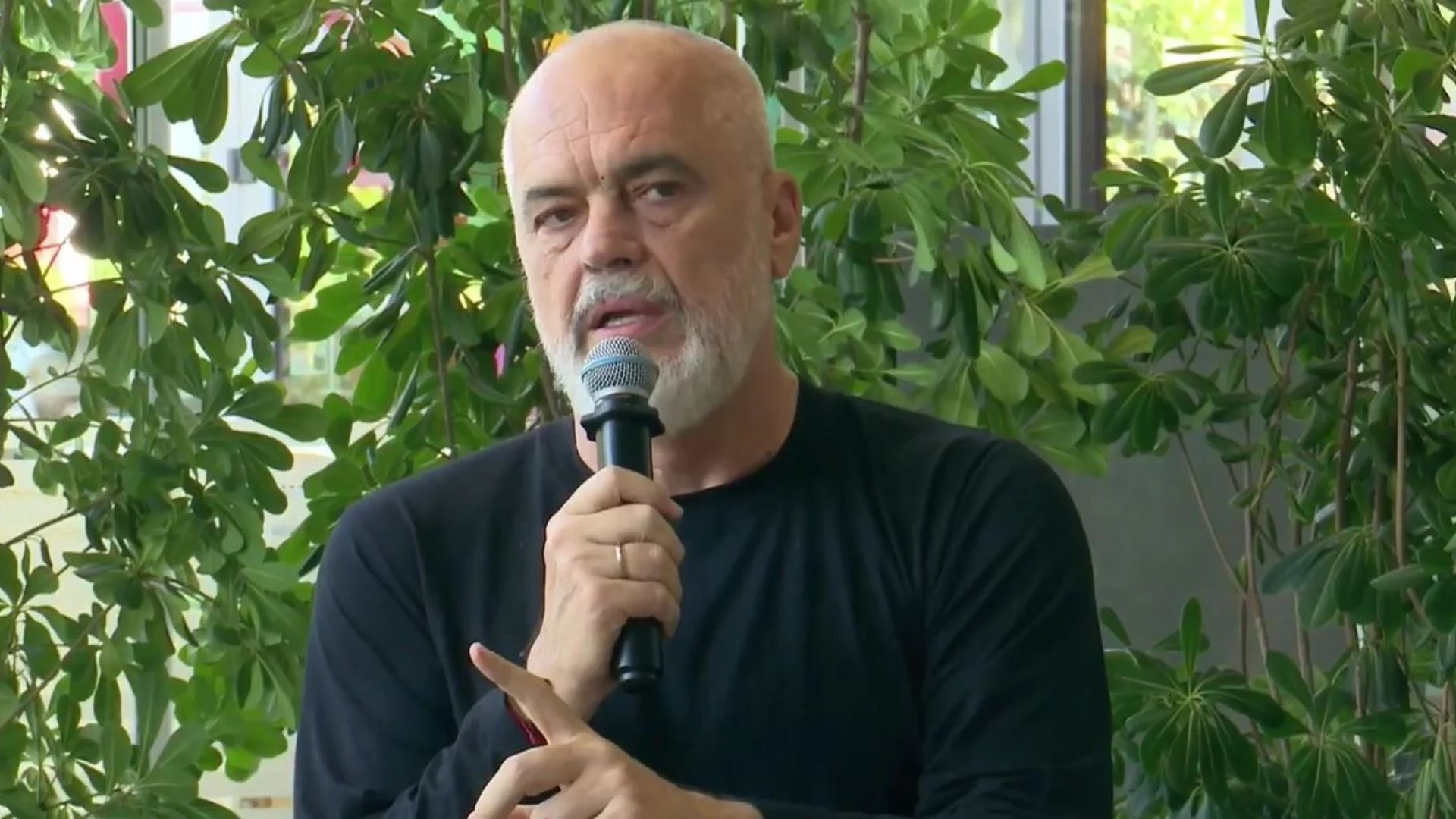 Nis shpërndarja e bonusve/ Rama takim me pensionistët: Të ardhurat nga rritja e çmimit të naftës do t’i merrni ju!