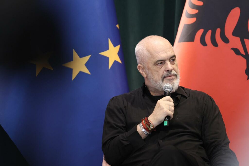 Disa protestojnë, të tjerë luajnë basketboll/ Rama publikon videon: Pamja europiane e Tiranës së lirive të barabarta
