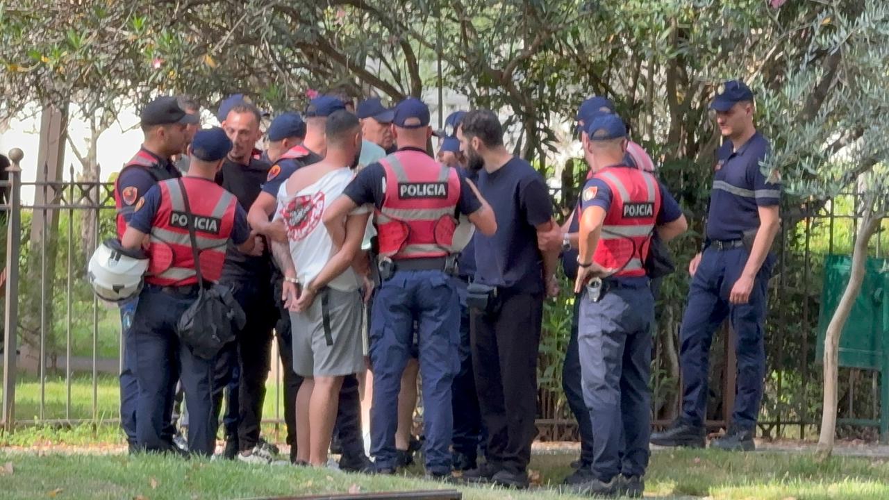 Tensione para Kuvendit, policia shoqëron disa protestues, mes tyre aktivisti Gent Progni
