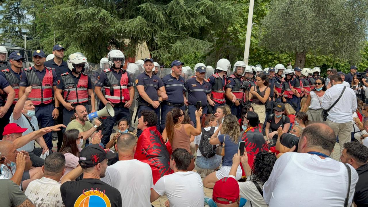 Kuvendi në seancë, protestuesit ulen përpara godinës dhe iu bëjnë thirrje deputeteve: Dorëzoni mandatet!