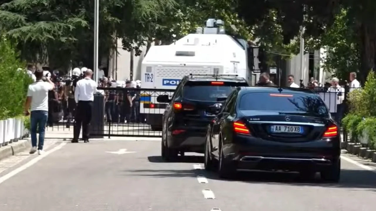 Peleshi tenton të dalë nga institucioni, protestuesit i bëjnë ‘pritë’ dhe godasin me ujë e vezë makinën, kthehet pas kreu i Kuvendit