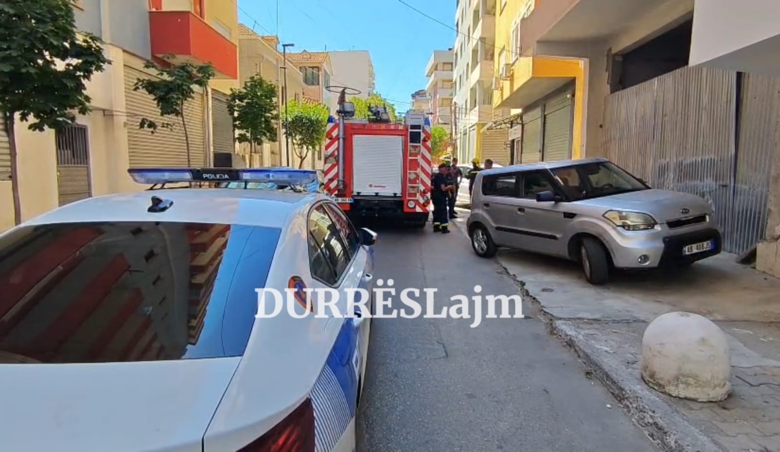 Zjarr në një godinë të braktisur në Durrës, ndërhyjnë banorët e zonës (VIDEO)