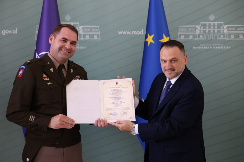 Mbylli mandatin në Shqipëri, Nufi i akordon “Medaljen e Artë të Shërbimit Ushtarak” Nënkolonel Joshua A. Magnusson