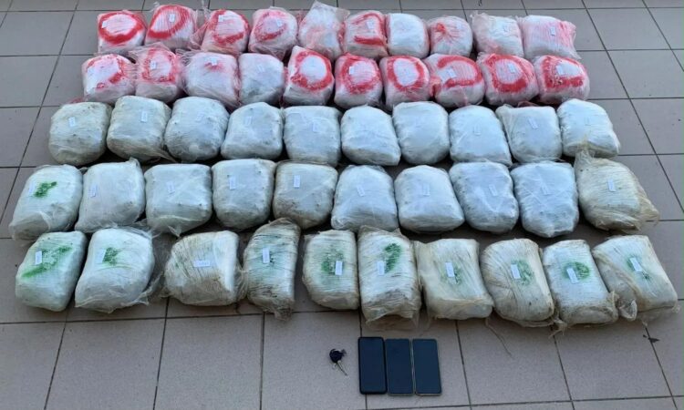 Mbi 55 kg kanabis në makinë, arrestohet shqiptari në kufirin me Greqinë