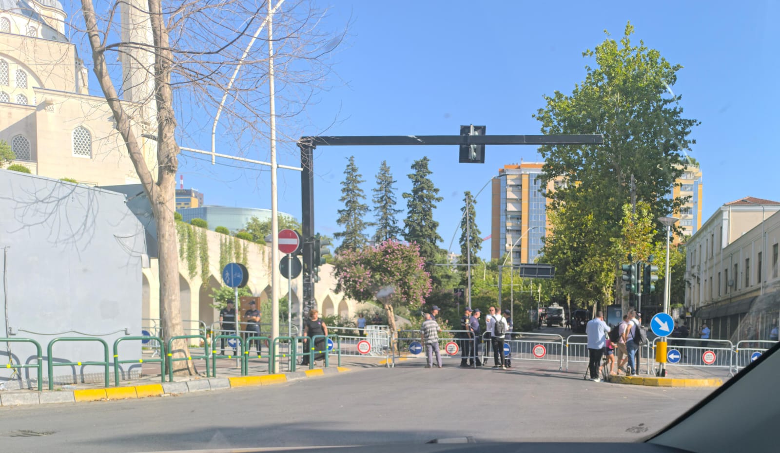 Qytetarët protestojnë para Parlamentit, Policia zgjeron perimetrin e sigurisë, bllokohet totalisht rruga me gardh metalik