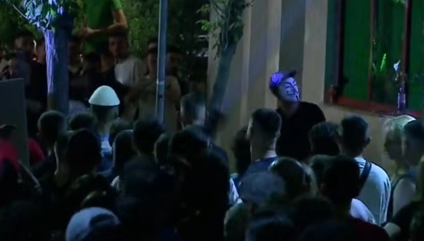 Protestuesit distancohen nga incidenti te Komisariati 3: Katër persona të infiltruar kryen aktet e dhunshme! Inskenimi s’e njollos revoltën popullore