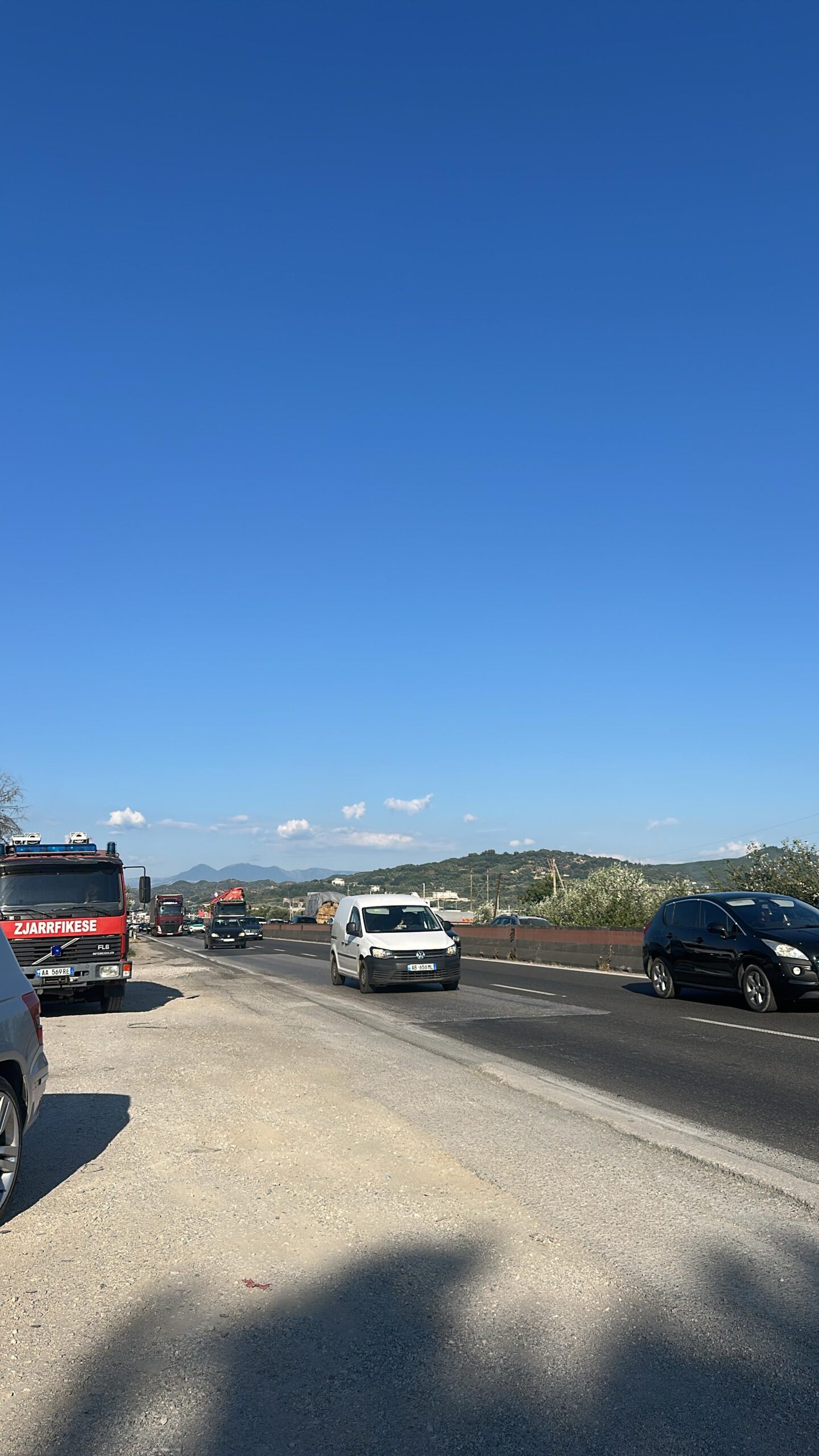 Përhapja e zjarrit/ Rihapet qarkullimi në autostradë në drejtimin Tiranë-Durrës