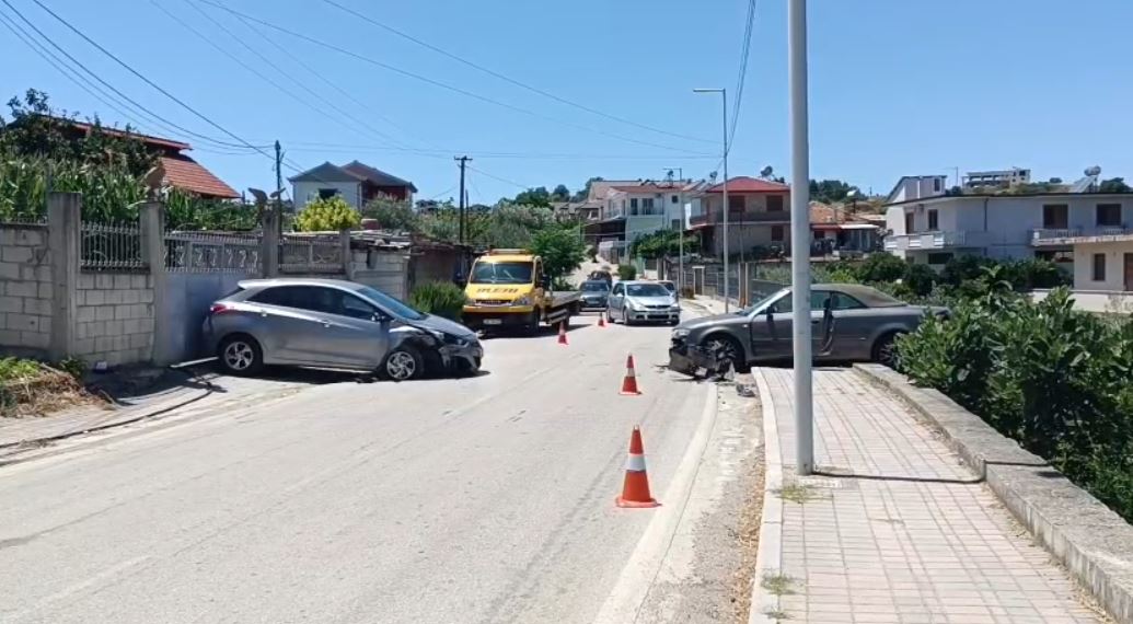 Makinat përplasen ‘kokë më kokë’ në Divjakë, plagosen dy shoferët! Aksidenti rëndon trafikun drejt plazhit