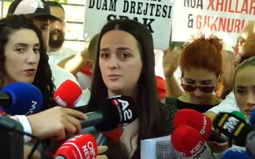 Revolta për dorëheqjen e kryeministrit, qytetarë dhe aktivistë dorëzojnë në SPAK librin “Albanian Files”: Të hetohet kryeministri