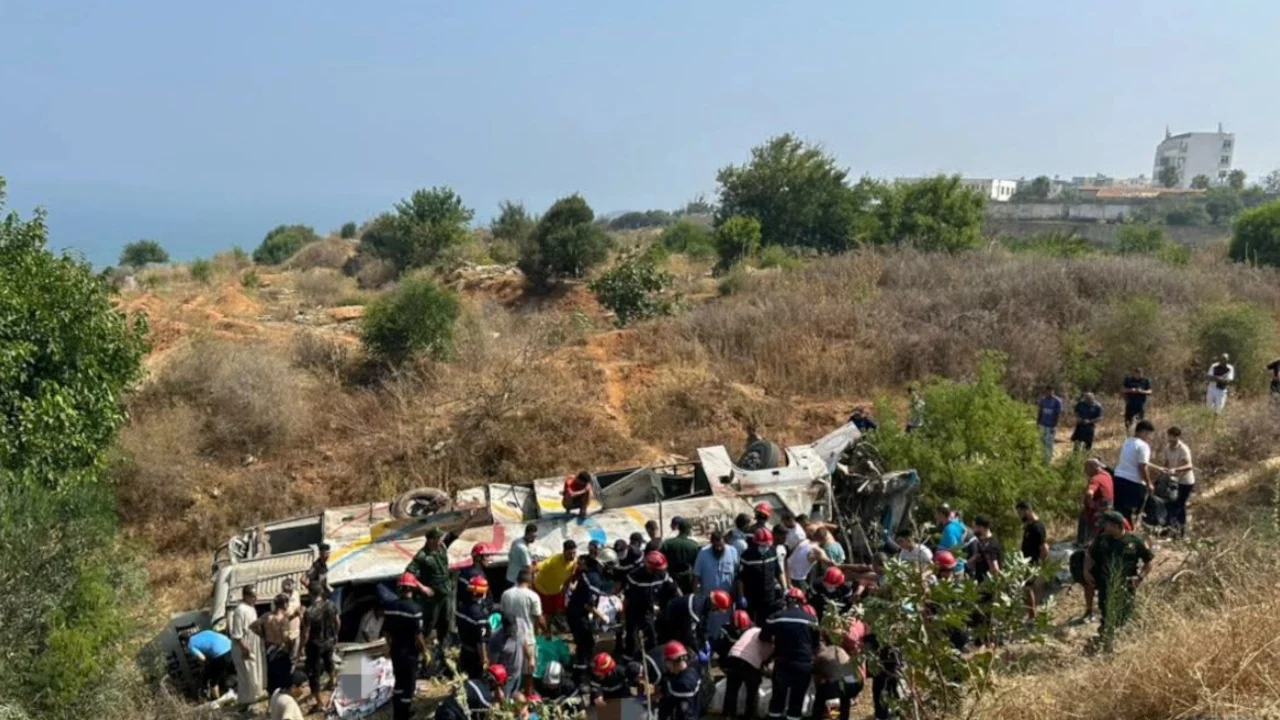 Aksident i frikshëm me autobus në Algjeri, të paktën 25 të vdekur dhe 44 të plagosur