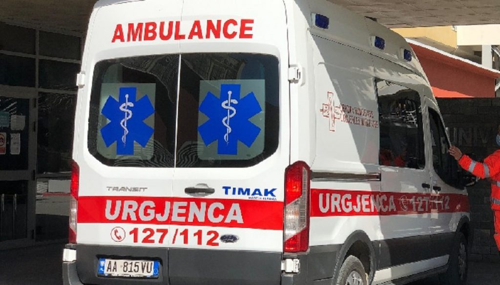 Makina përplaset me murin e një subjekti, plagosen lehtë dy fëmijë