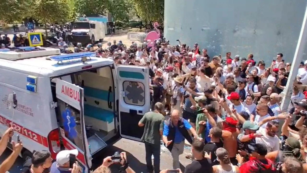 U ndje keq gjatë tubimit, protestuesi dërgohet me ambulancë në spital
