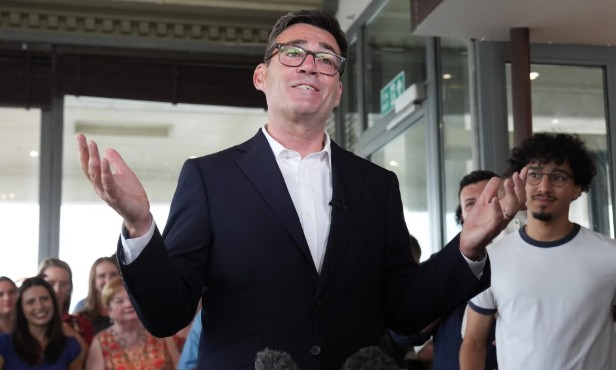 Andy Burnham merr sot detyrën si kryeministri i ri i Britanisë, lideri i shtatë i vendit në një dekadë