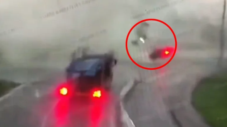 Pamje e frikshme nga Kina, tornado ngre makinën në ajër gjatë tajfunit (VIDEO)