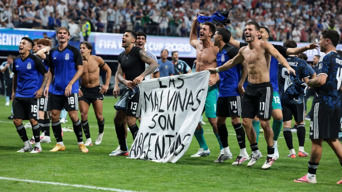 Festa e Argjentinës merr ngjyrim politik/ Lojtarët shfaqin mesazhin për Ishujt Falkland, pritet dënim i rëndë nga ana e FIFA-s