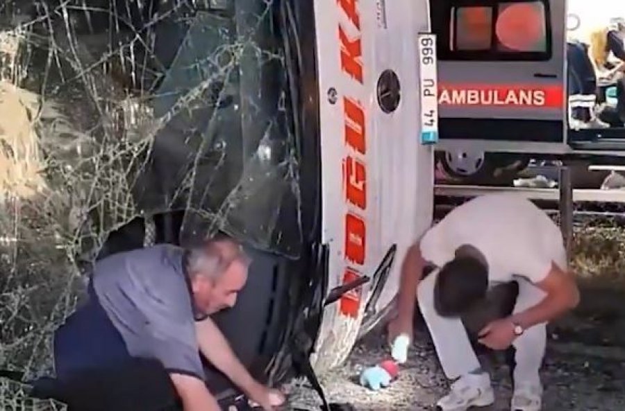 Përmbyset autobusi në Stamboll, plagosen të paktën 30 persona, mes tyre edhe fëmijë
