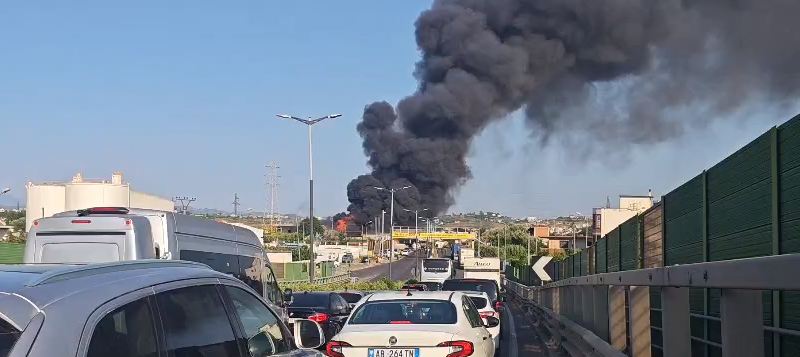 Zjarri masiv/ Policia e Durrësit: Është bllokuar qarkullimi i automjeteve në këto segmente rrugore