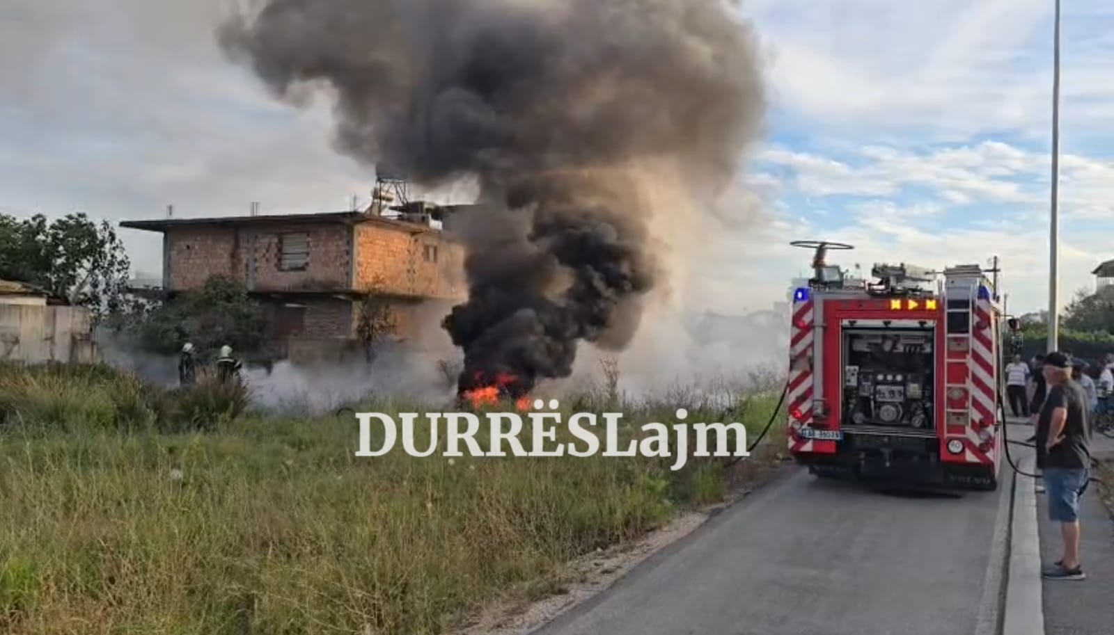 Tym i zi mbulon zonën e Ish-Kënetës nga një vatër zjarri (Video)