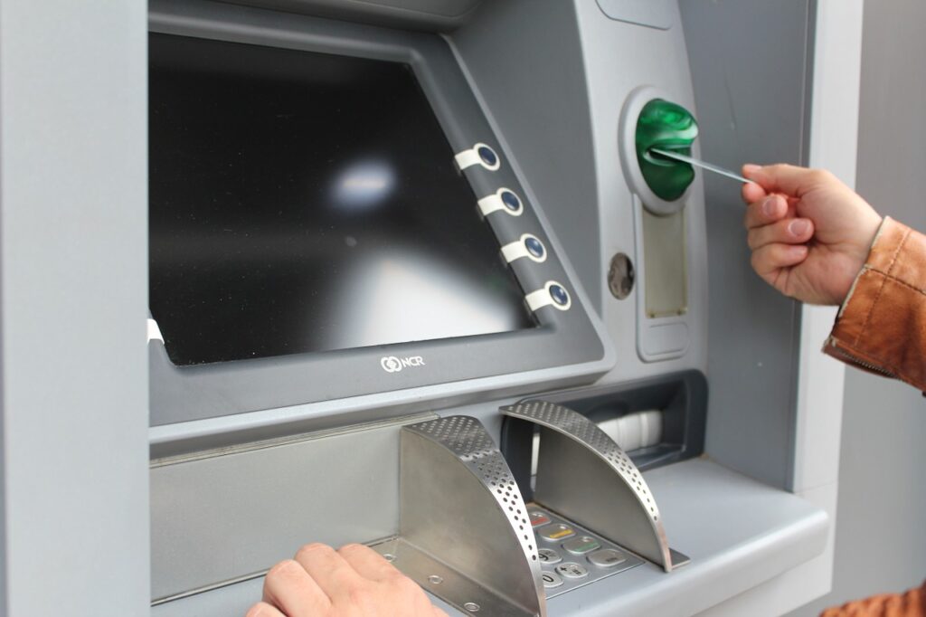 Depozitimet e parave në ATM u rritën me 125% në tremujorin e parë të vitit