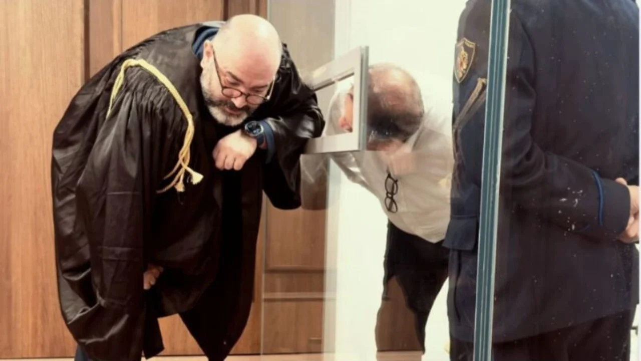Nis seanca për dosjen e “Sterilizimit”, Ilir Beqaj mbërrin me pranga në GJKKO