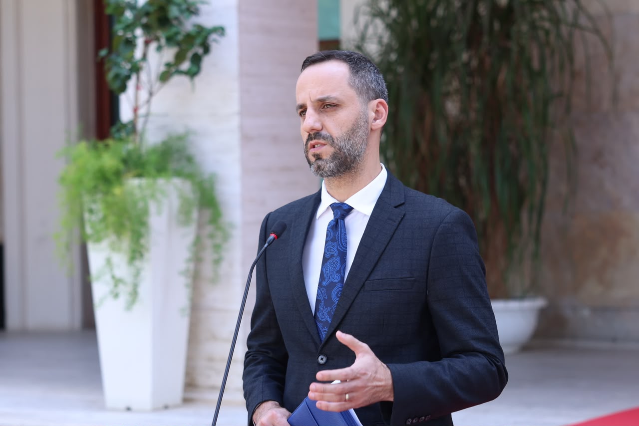 “Trajtim financiar për familjet e policëve të vrarë dhe atyre të plagosur”/ Lamallari: Banesat e konfiskuara nga krimi do të shkojnë për familjarët e të rënëve në krye të detyrës