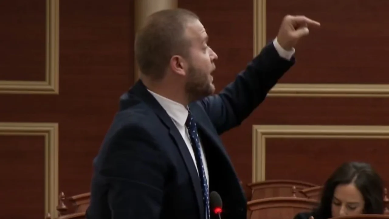 “Përçarjen e popullit shqiptar s’e bën dot”, Redi Muçi përplaset sërish me Ardit Bidon në Kuvend: Fry fyellit se je në vrimën e gabuar