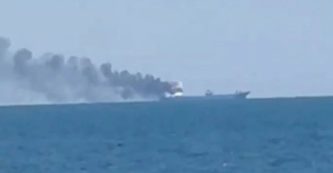 VIDEO/ Anijet tregtare bombardohen me dronë në Detin e Zi, humb jetën një prej kapitenëve! Transportuesi në flakë pranë Odesës