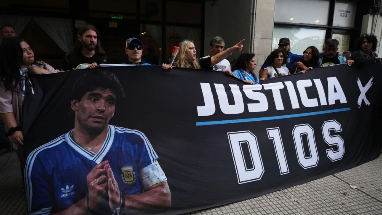 Detaje të reja nga gjyqi për vdekjen e Maradonës, rrëfehet doktori i Argjentinës: Dëgjova një debat mes Diegos dhe mjekut të tij pak ditë para tragjedisë